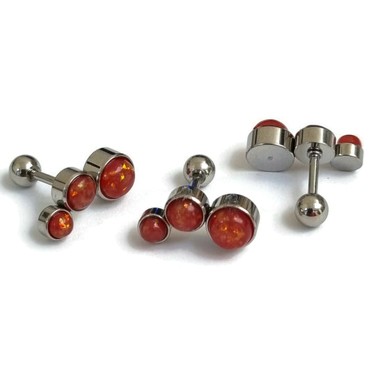 Drie Paar Rode En Zilveren Manchetknopen Op Een Witte Achtergrond - Helix Piercing Rood Opaal - Chirurg