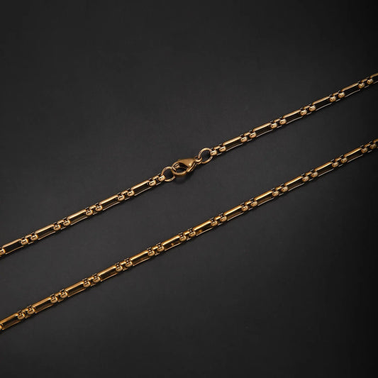 Aramat Jewels goudkleurige fantasie jasseron ketting van roestvrij staal met karabijnsluiting op zwarte achtergrond