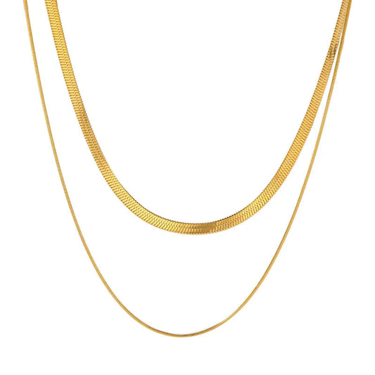 Aramat Jewels 2-in-1 goudkleurige RVS layer ketting met een platte visgraatketting en een fijne slangenketting.