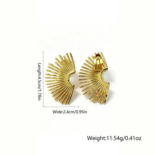 Aramat Jewels goudkleurige stalen clipoorbellen in halve waaier vorm met zonnestraal design voor oren zonder gaatjes.