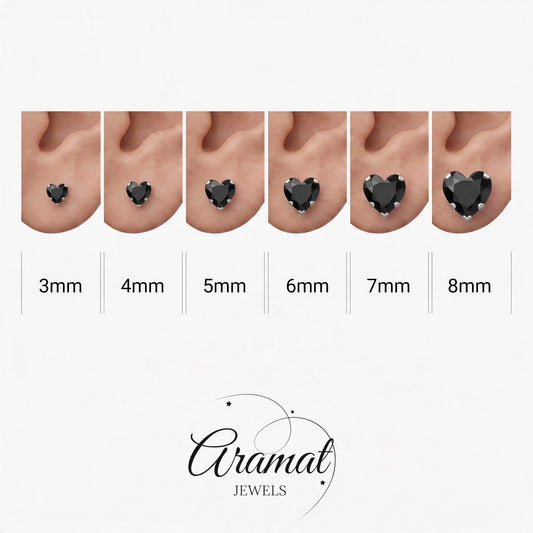 Aramat Jewels hartjes oorstekers van RVS met zwarte zirkonia in verschillende maten van 3 tot 8 mm op een oor.