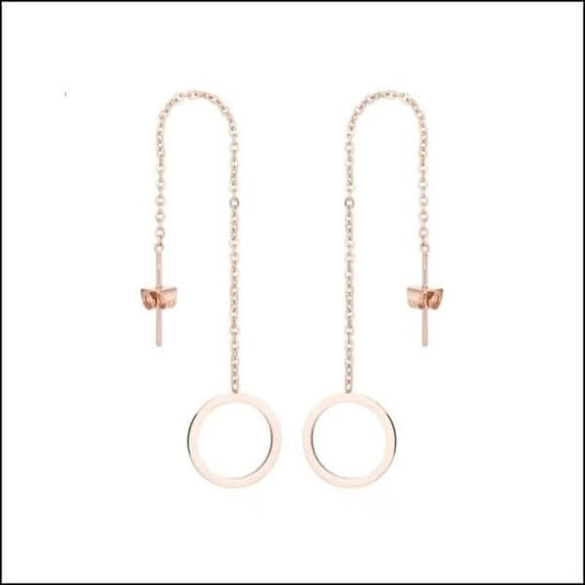 Een paar oorbellen met een ketting en een cirkel