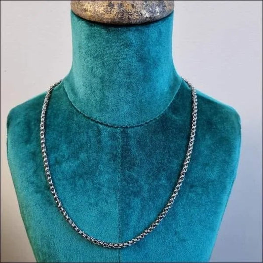 Een close-up van een etalagepop met een ketting eraan