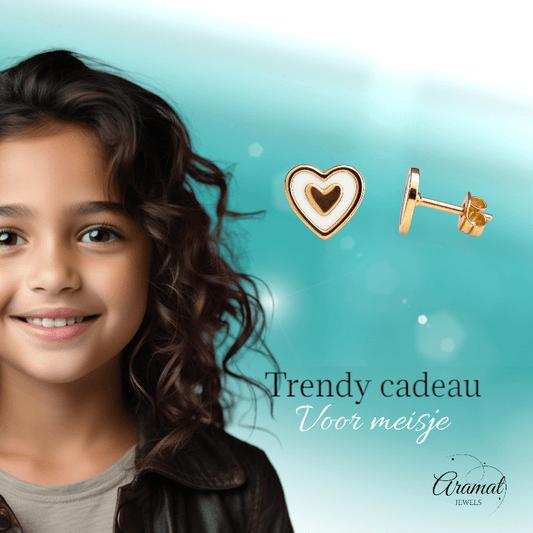 Goudkleurige hartjes oorbellen met wit emaille - oor6076 - Oorbellen kopen# - 6mm - alles - cadeau