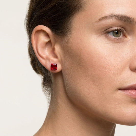 Oorbellen – 7mm Vierkante Zirkonia Rood op RVS Zilverkleur - Aramat Jewels - Oorbellen - cadeautip