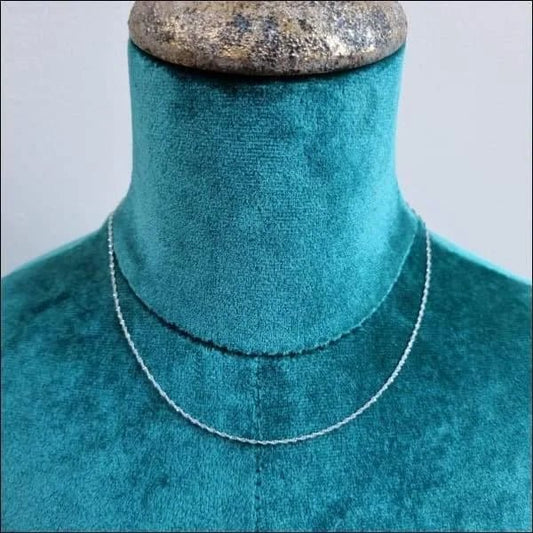 Een halsketting met een witte diamant eraan