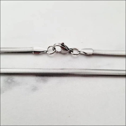 Een zilveren slangenketting met een slotje