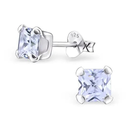 Een paar vierkant geslepen kubusvormige oorbellen met een witte topaas