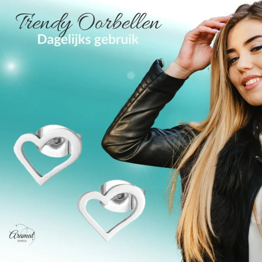 Zilveren hartvormige oorbellen.