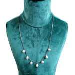 Close-up Van Mannequin Met Stalen Parelketting Van Aramat Jewels.