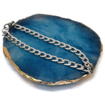 Close-up Van Een Blauwe Agaat Met Een Ketting Erop, Onderdeel Van De Gourmet Armband Staal 21cm 6