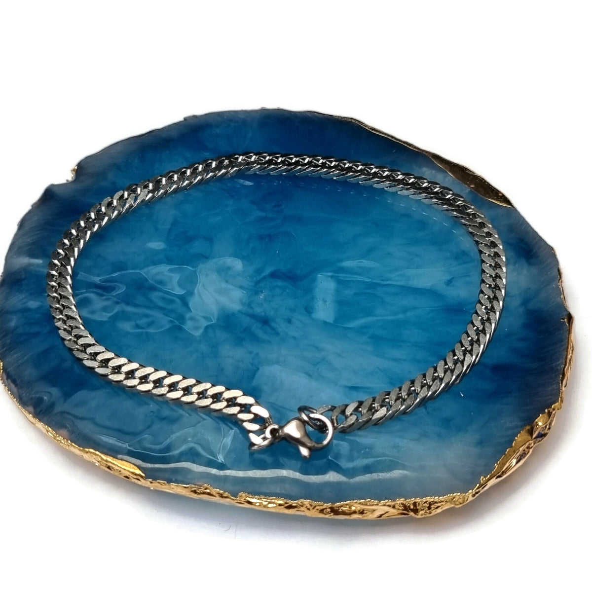 Close-up Van Een Blauwe Agaat Met Een Zilveren Ketting Op Een Dubbele Gourmet Armband In Zilverkleur -