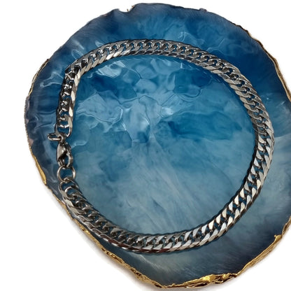 Een Close-up Van Een Zilveren Armband Op Een Blauwe Agaat, Product Genaamd ’dubbele Gourmet Armband