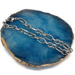 Close-up Van Een Blauwe Agaat Met Een Ketting Op Armband Fantasie Schakel 6.5mm 20cm Staal