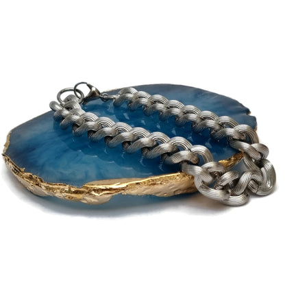 Close-up Van Een Blauwe Agaat Met Een Ketting Eromheen, Te Zien In Het Product ’gourmet Schakel Armband r
