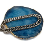 Close-up Van Een Blauwe Agaat Met Ketting Op Stalen Brede Armband 9mm 21cm.