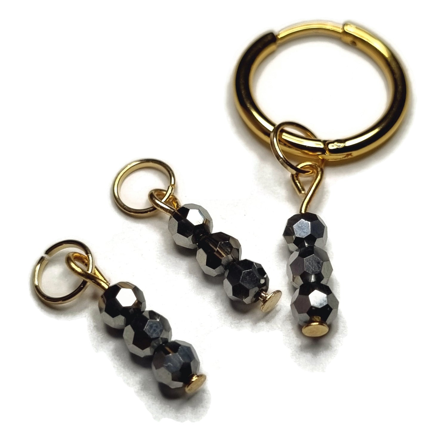 Zwarte En Gouden Metalen Ringen - 3 Facet Kralen Parelglans Oorbedels Van Aramat Jewels®