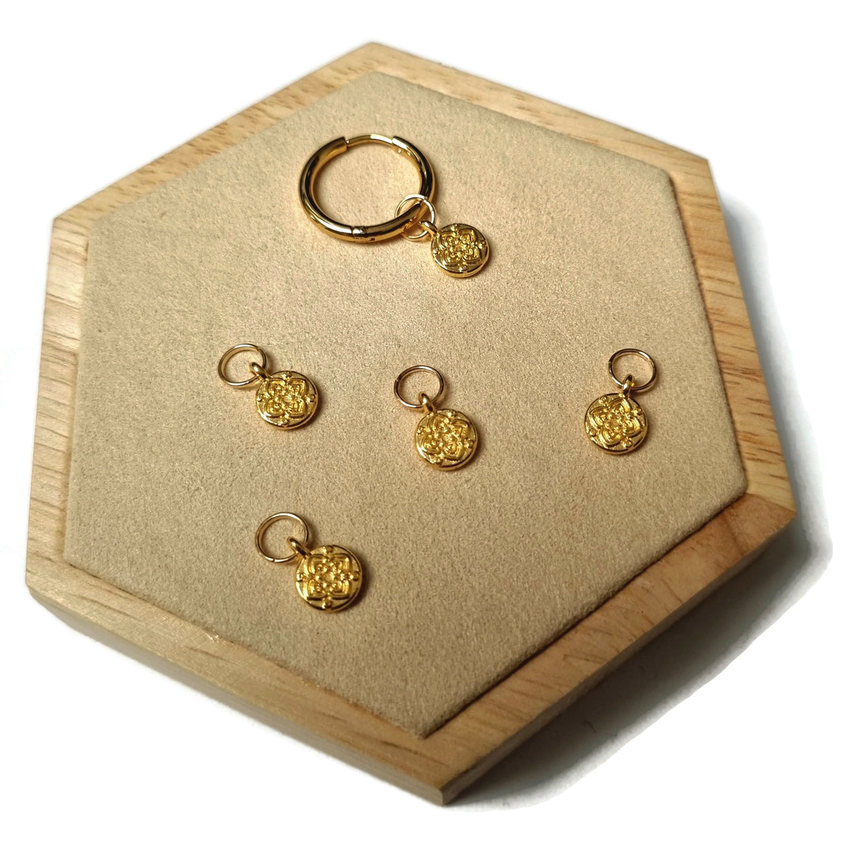 Een houten doos met drie gouden ringen