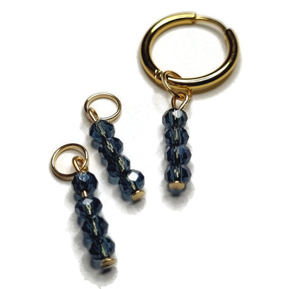 Een Paar Blauwe Glazen Kralen Hangen Aan Een Vergulde Oorring - Aramat Jewels®