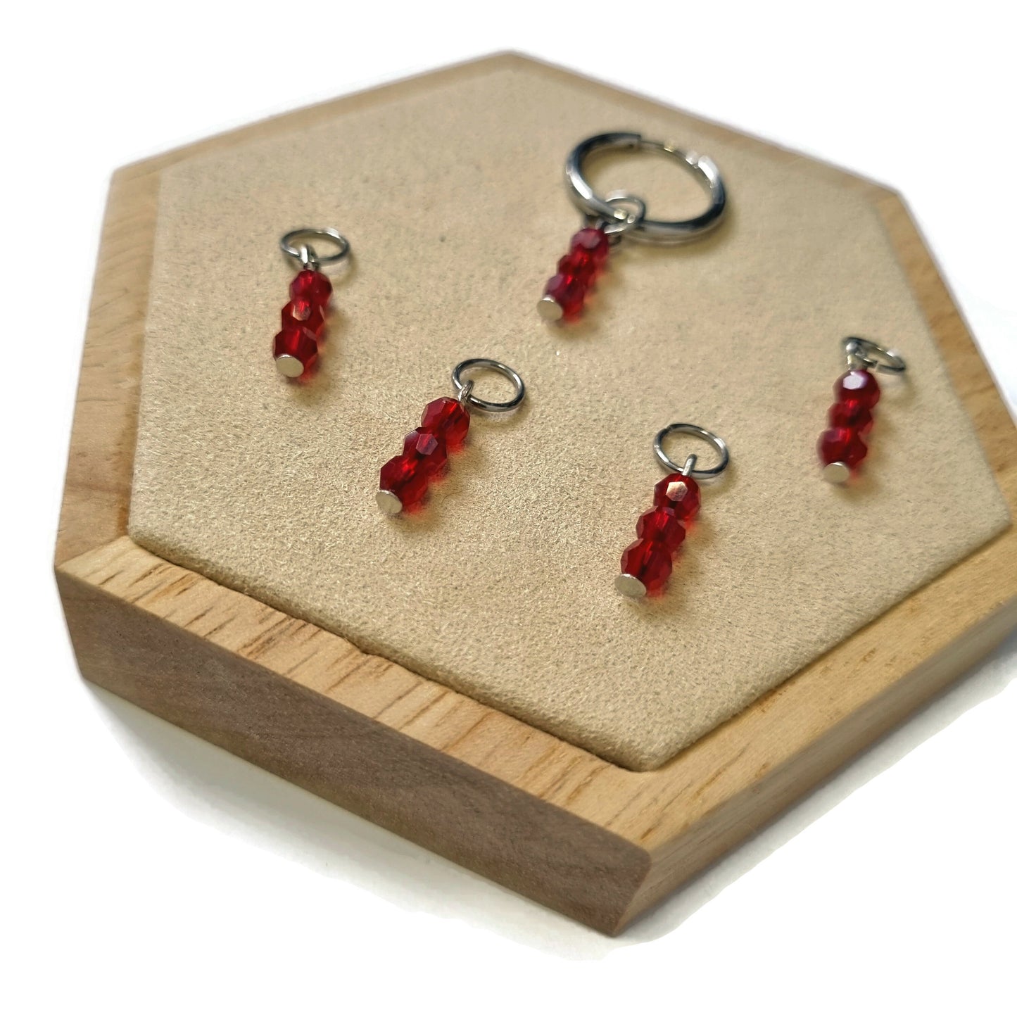 3 Facet Kralen Parelglans Oorbedels - Aramat Jewels® Met Paar Rode Glazen Kralen Op Houten Stand