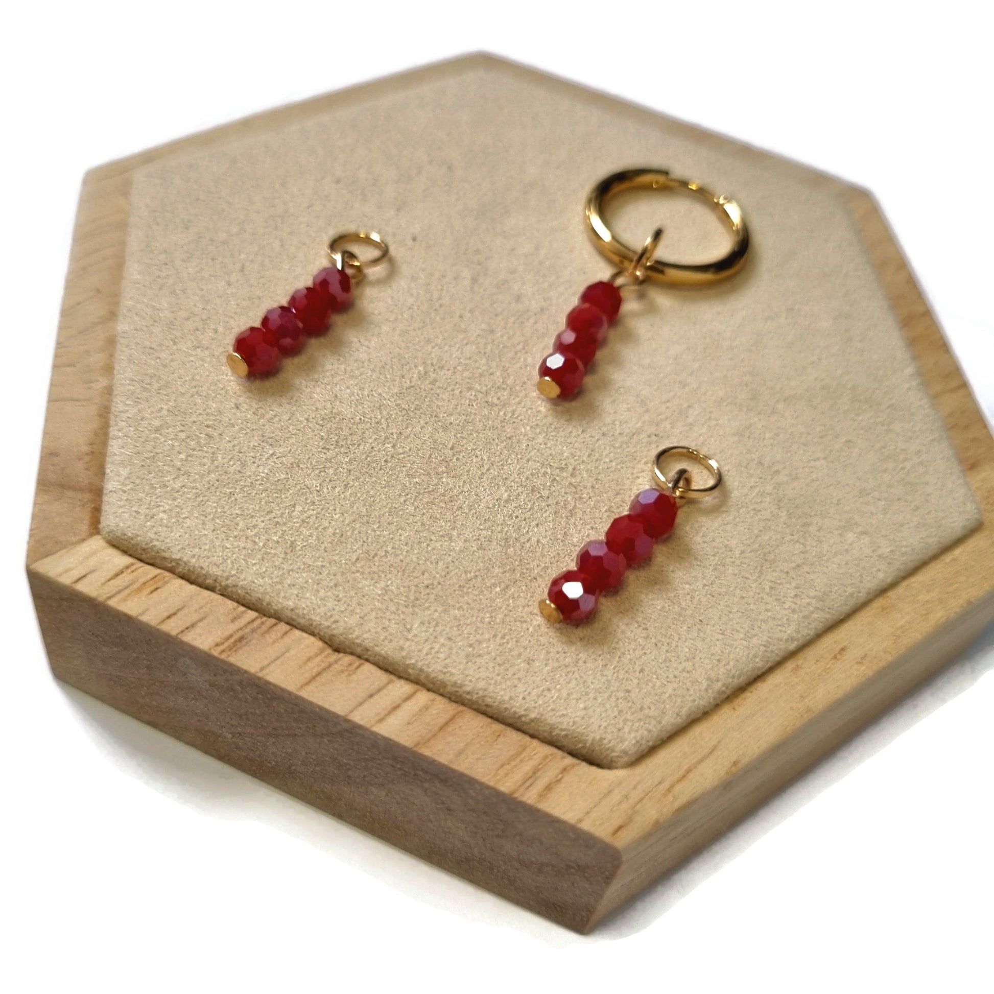 Rode Glazen Oorbellen Op Houten Kist - Prachtige Oorring Bedels Verkocht Per Stuk - Aramat Jewels®