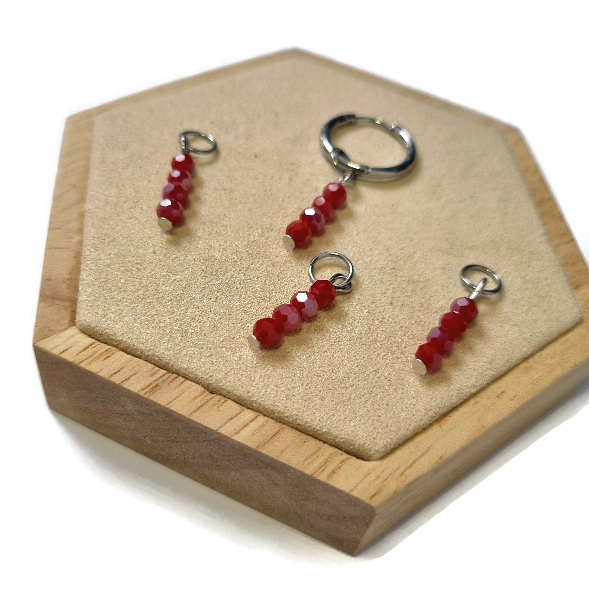 Prachtige Rode Glazen Kralen Bedel Oorring Op Houten Stand - Aramat Jewels®