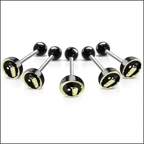 Een Set Van Drie Zwarte En Gele Schedel Piercings Op Display In De Productnaam ’chirurgisch Stalen Tongpiercing Logo