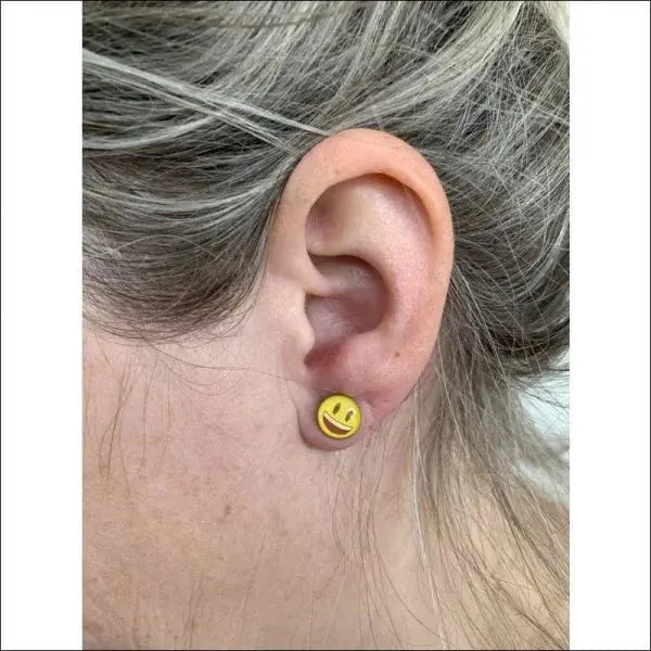 Vrolijke Vrouw Met Gele Smiley Op Haar Oor: Emoticon Oorstekers Geel Acryl Staal 9mm