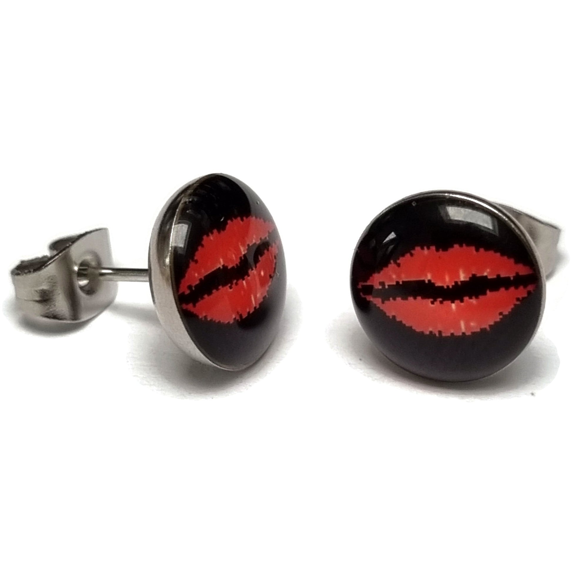 Stalen Logo Oorknoppen Met Rode Lippen Op Zwarte Glazen Oorstekers