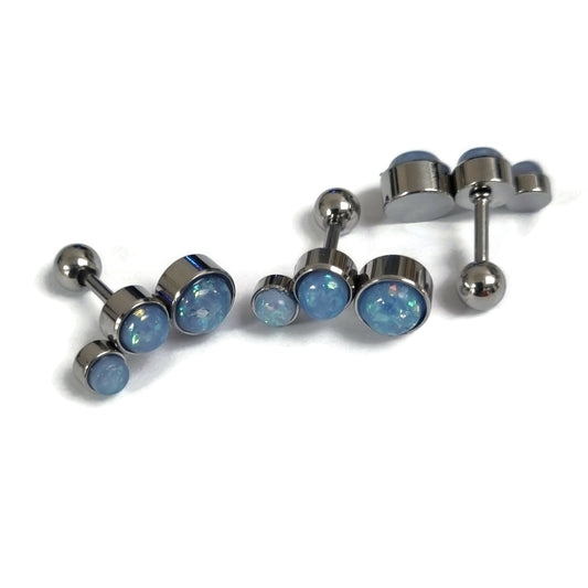 Blauw Opaal Helix Piercing Van Chirurgisch Staal Met Drie Paar Blauwe Opliet Stud Oorbellen Op Een