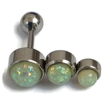 Helix Piercing Licht Groen Opaal Op Chirurgisch Staal Met Drie Groene Glazen Ballen.