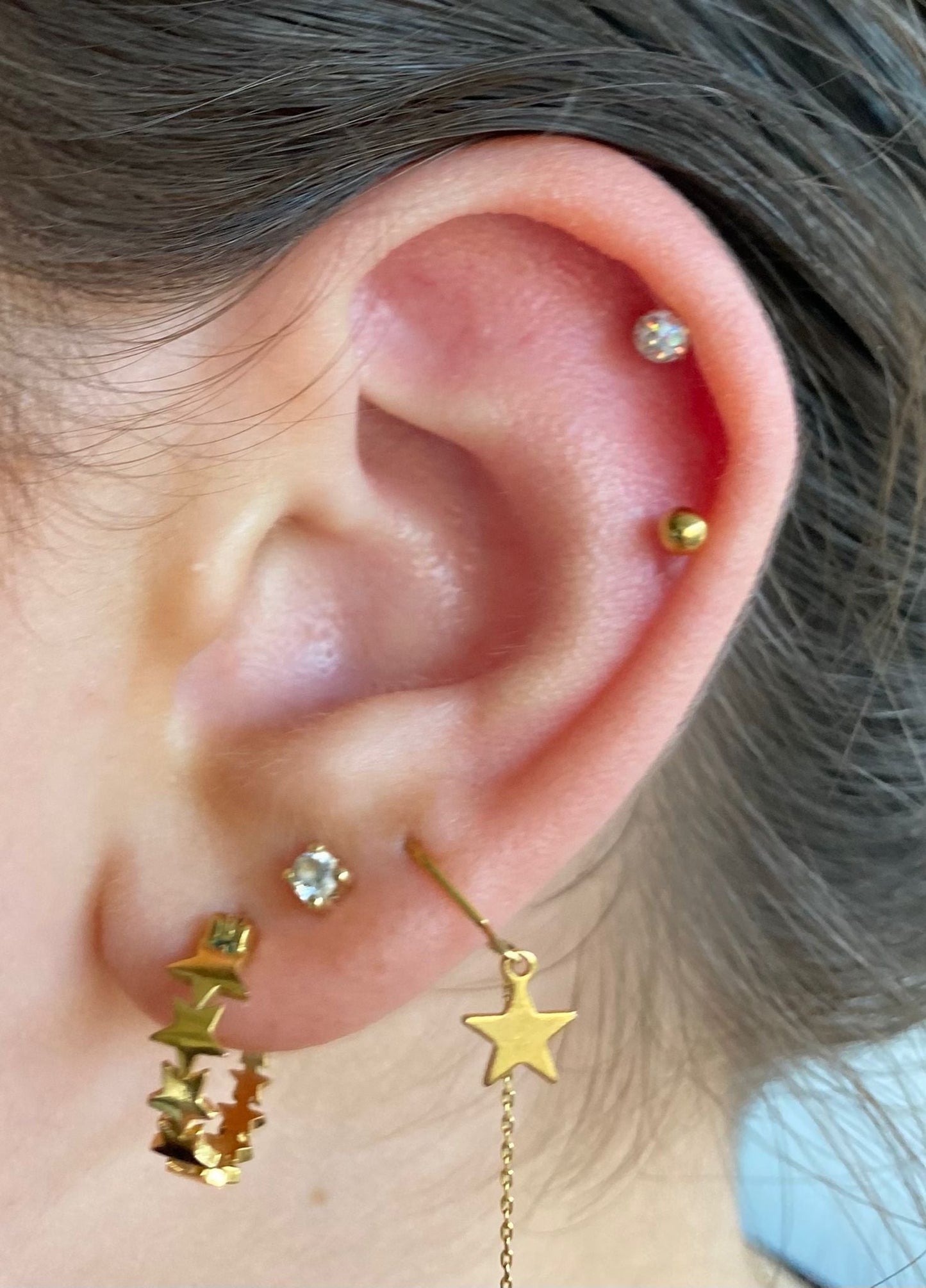 Vrouw Draagt Gouden Helix Piercing Kristal Ab Transparant 8mm - Chirurgisch Staal