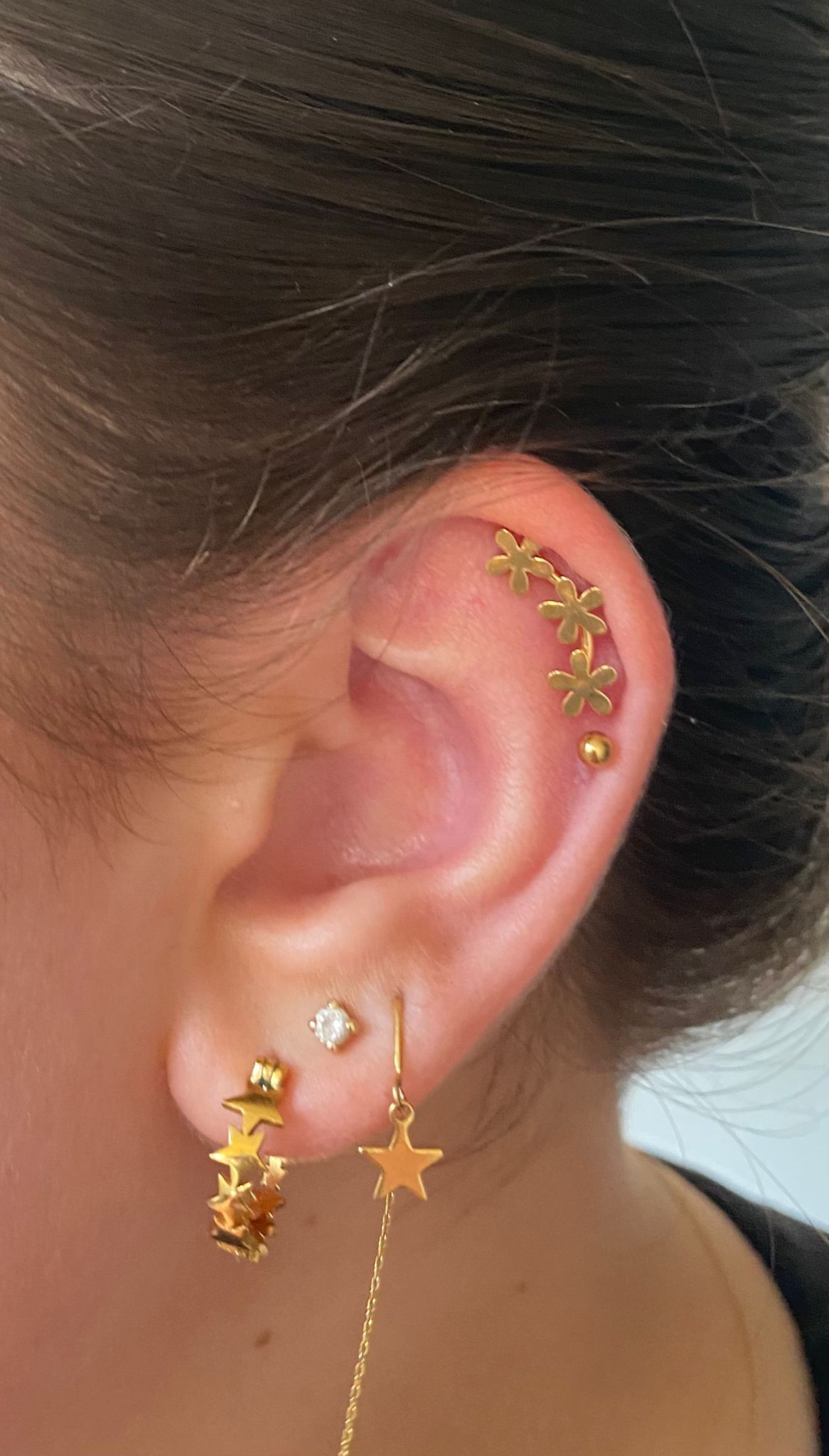 Vrouw Met Gouden Helixpiercing Van Chirurgisch Staal 16mm 6mm.