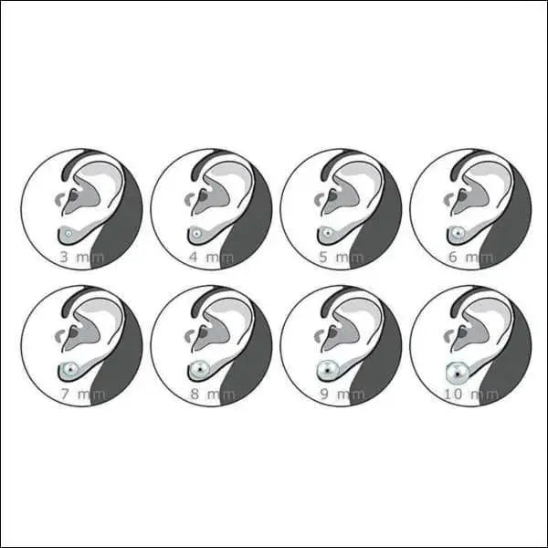 Zes Oorknopjes Op Witte Achtergrond - Zilveren Oorbellen Hartje