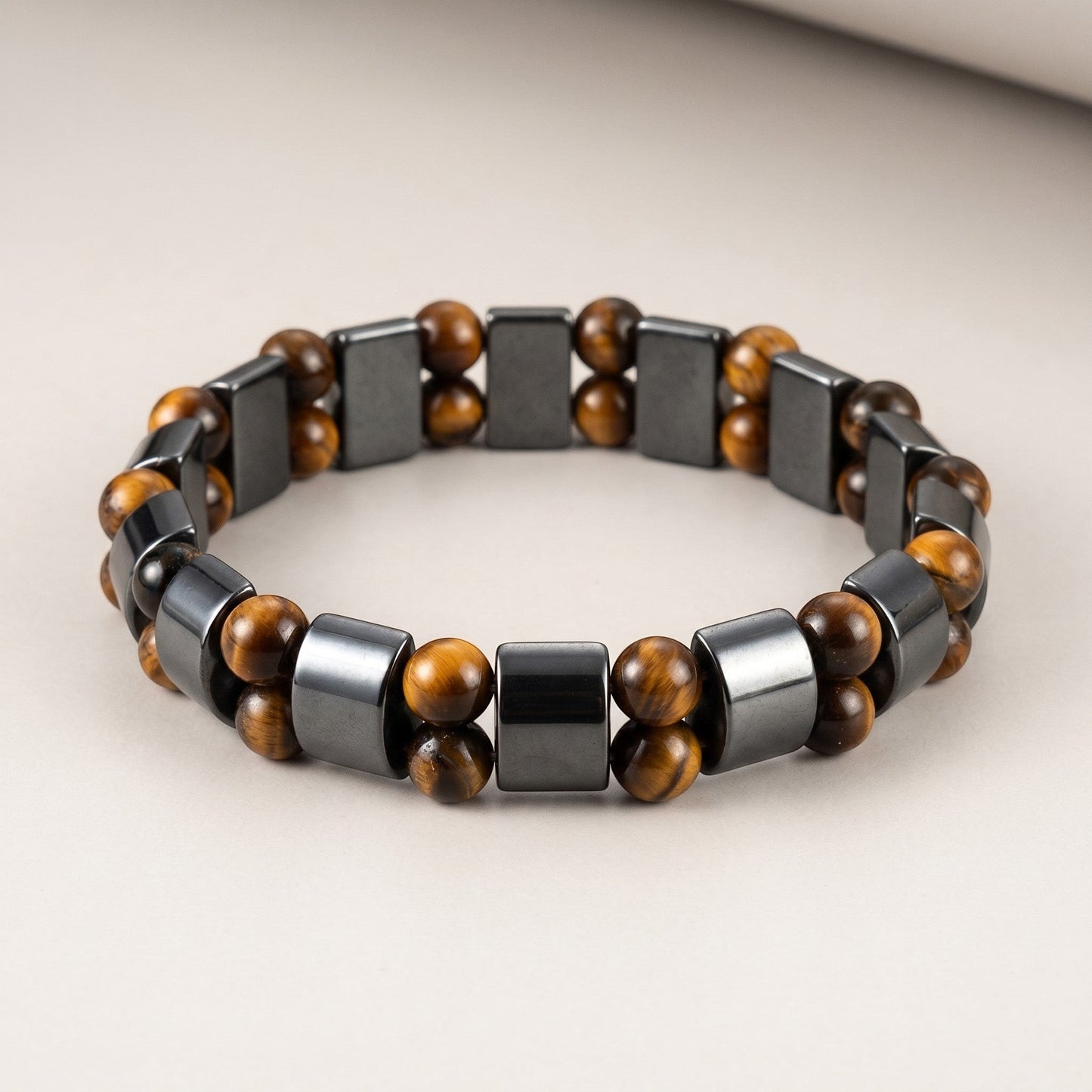 Aramat Jewels® verstelbare unisex armband met ronde tijgeroog en rechthoekige hematiet stenen.