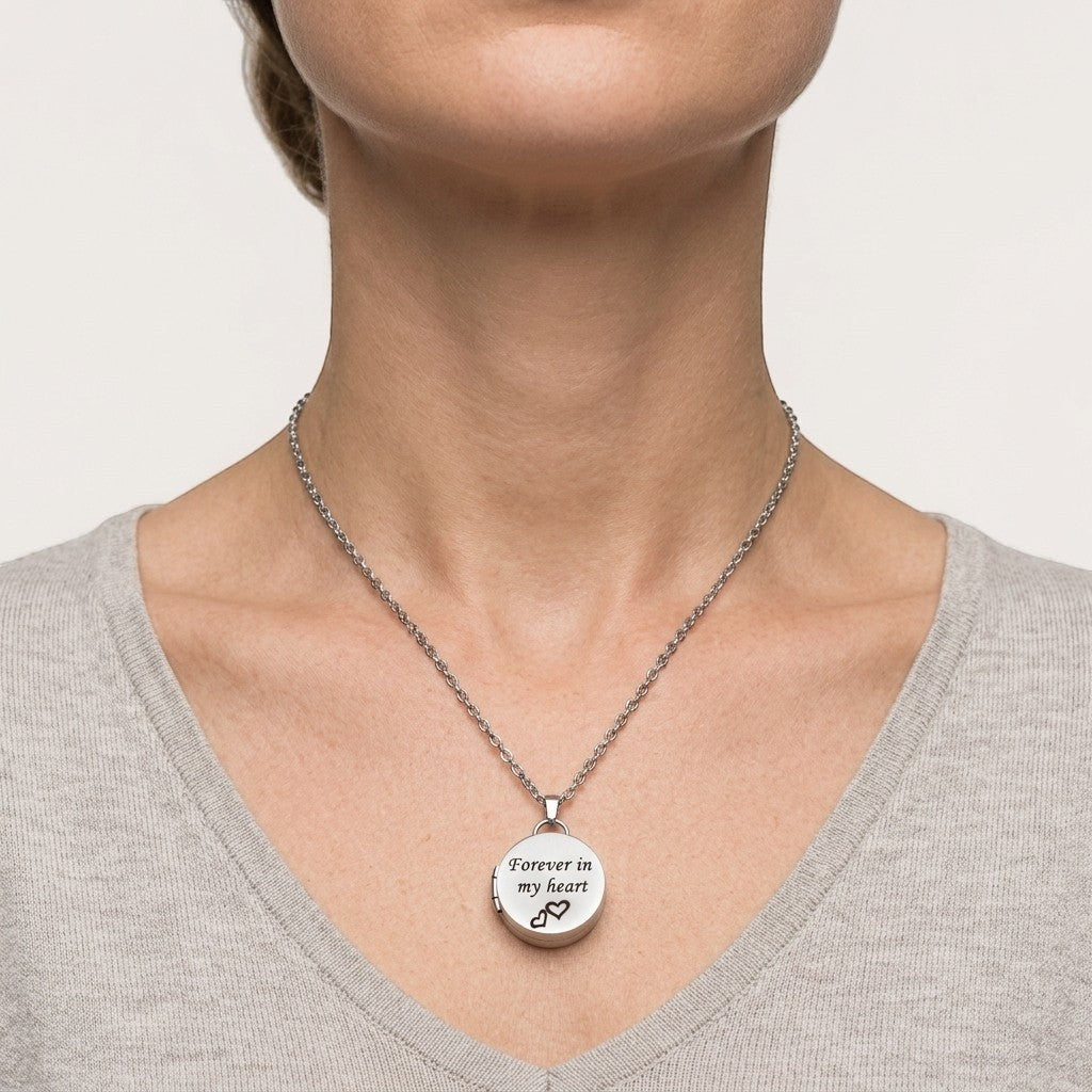 Aramat Jewels ashanger hart Forever in My Heart RVS, zilverkleurig, 2x1,5cm, met ketting 50cm. Een subtiel rouwsieraad.