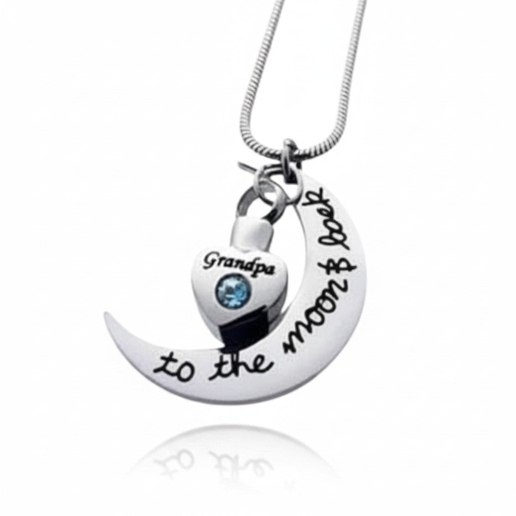 Aramat Jewels ashanger met de tekst 'Grandpa to the moon and back', een halve maan met een hartvormige hanger met zirkonia.
