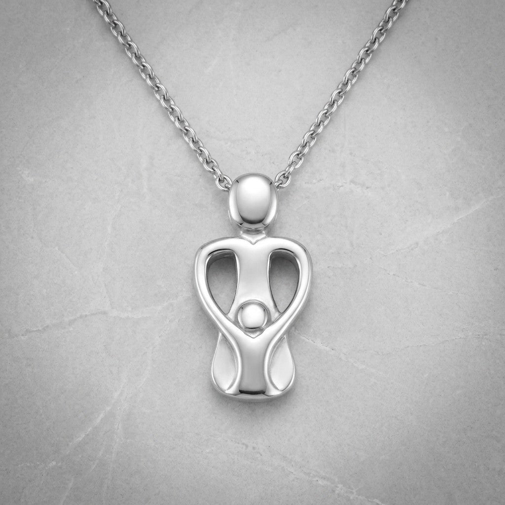 Aramat Jewels zilverkleurige ashanger van RVS met een abstracte ouder en kind figuur, symbool van liefde en verbondenheid.