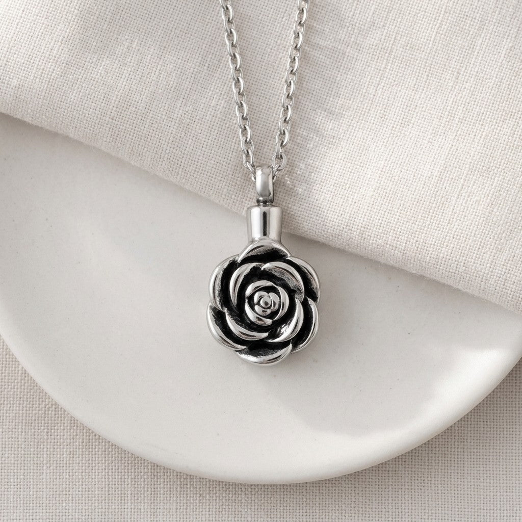 Aramat Jewels zilverkleurige roos ashanger van RVS, een symbolisch rouwsieraad met schroefsluiting.