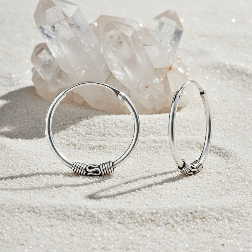 Aramat Jewels 18mm Bali oorringen van geoxideerd 925 zilver met een boho festival design op wit zand met kristal