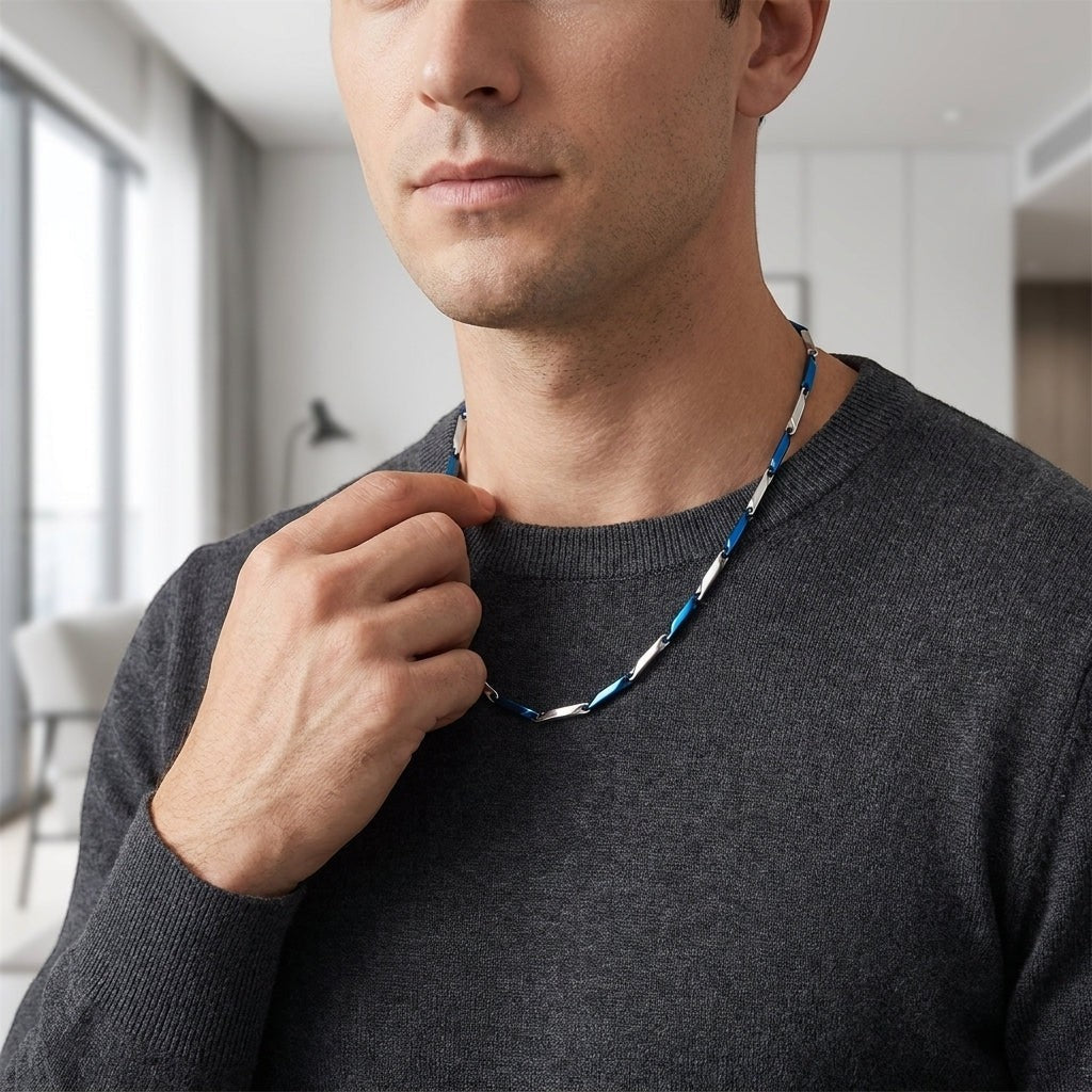 Man draagt een Aramat Jewels bicolor bamboo ketting van 2,5mm dik chirurgisch staal in zilver en diepblauw.