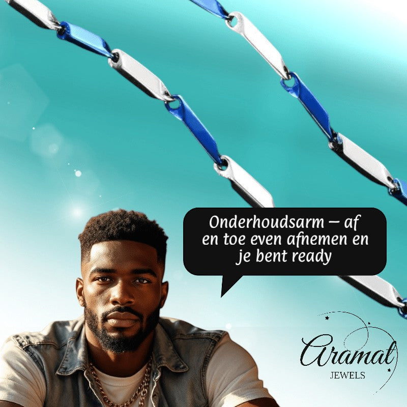 Aramat Jewels bicolor bamboo schakelketting van blauw en zilverkleurig RVS, 60cm lang, gedragen door een model.