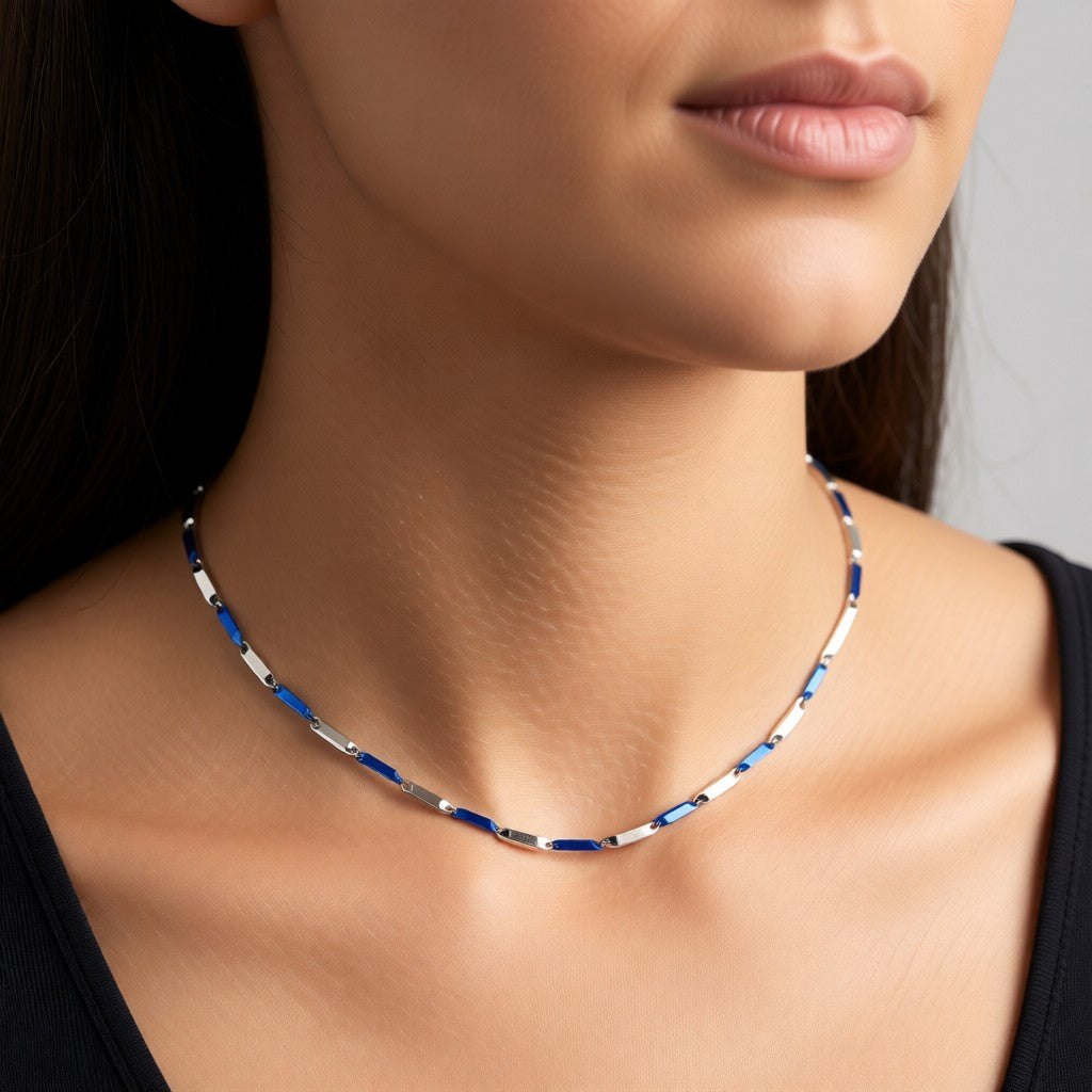 Aramat Jewels bicolor bamboo ketting van blauw en zilverkleurig RVS gedragen door een model