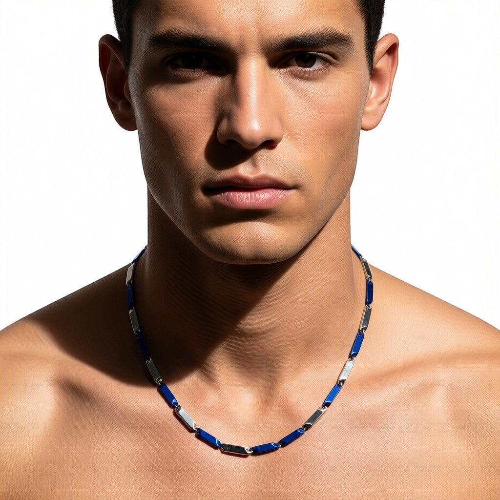 Aramat Jewels bicolor bamboo ketting van blauw en zilverkleurig RVS, 60cm lang, gedragen door een man.