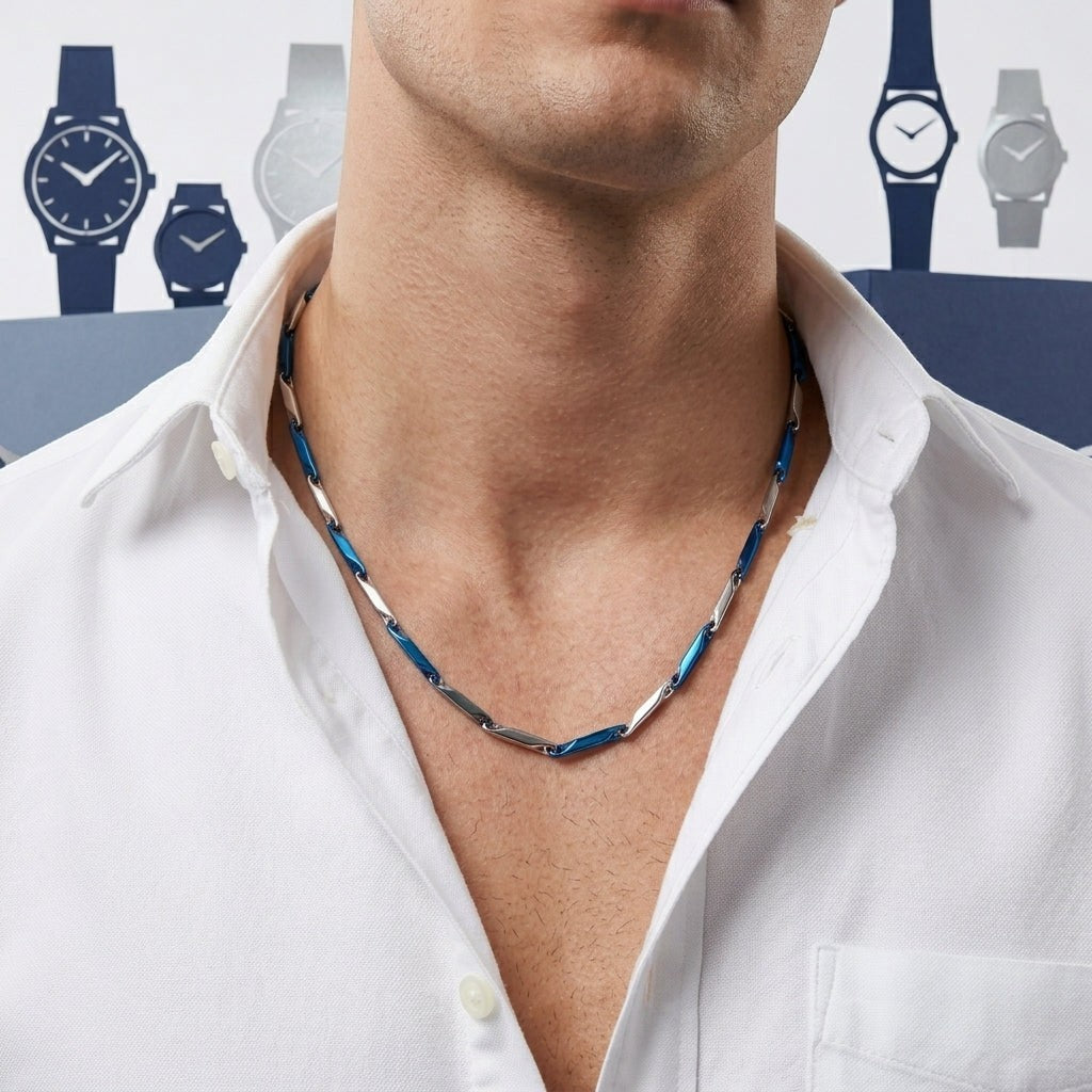 Aramat Jewels bicolor bamboo ketting van 316L staal met zilveren en blauwe schakels gedragen door een man.