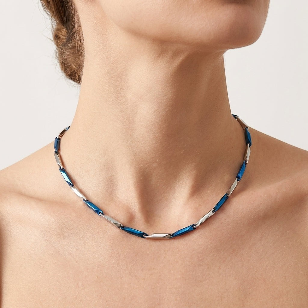Aramat Jewels bicolor bamboo ketting van zilverkleurig en blauw chirurgisch staal met cilindrische schakels.