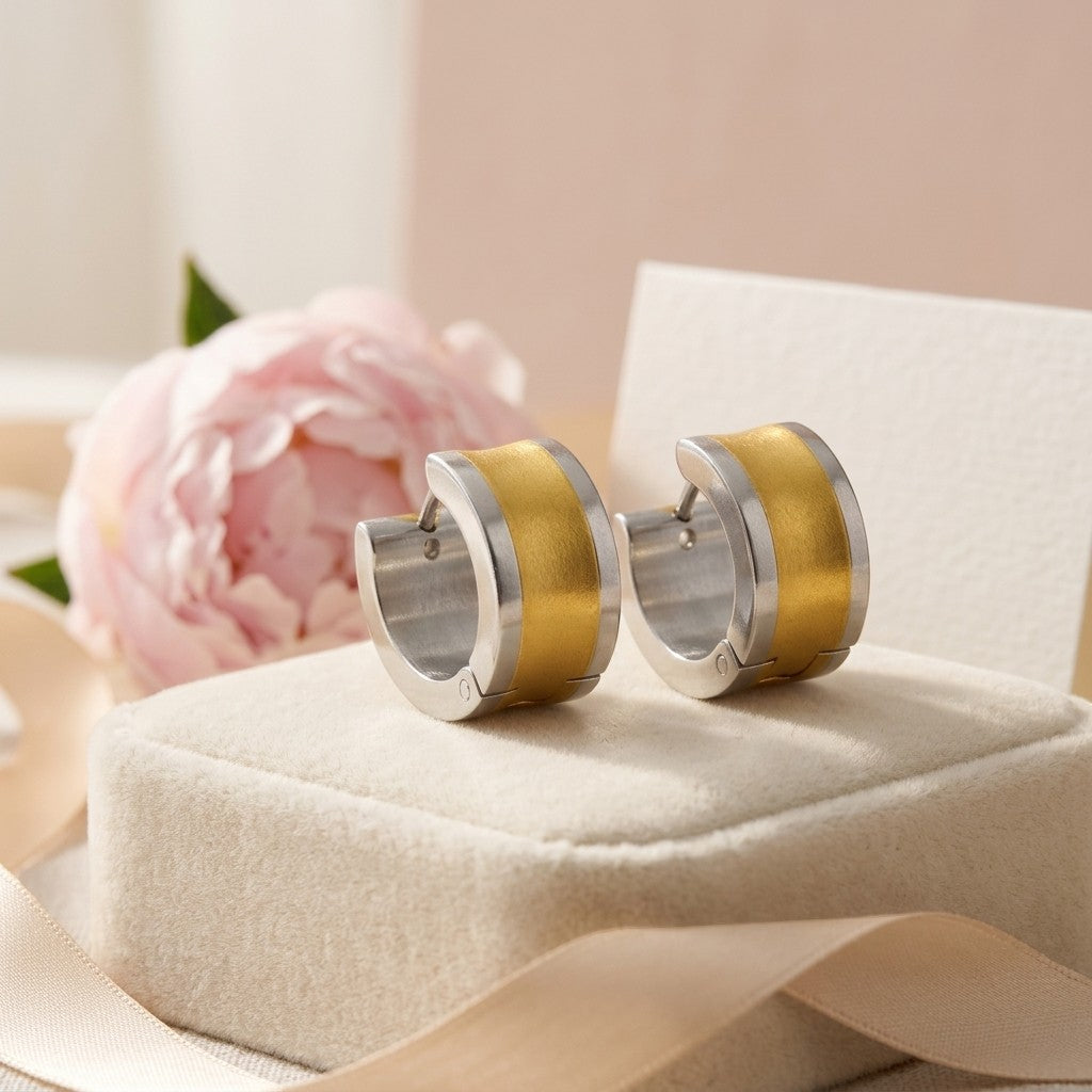 Aramat Jewels bicolor stainless steel hoop earrings with a wide gold stripe, 13mm diameter, modern uniseks design.