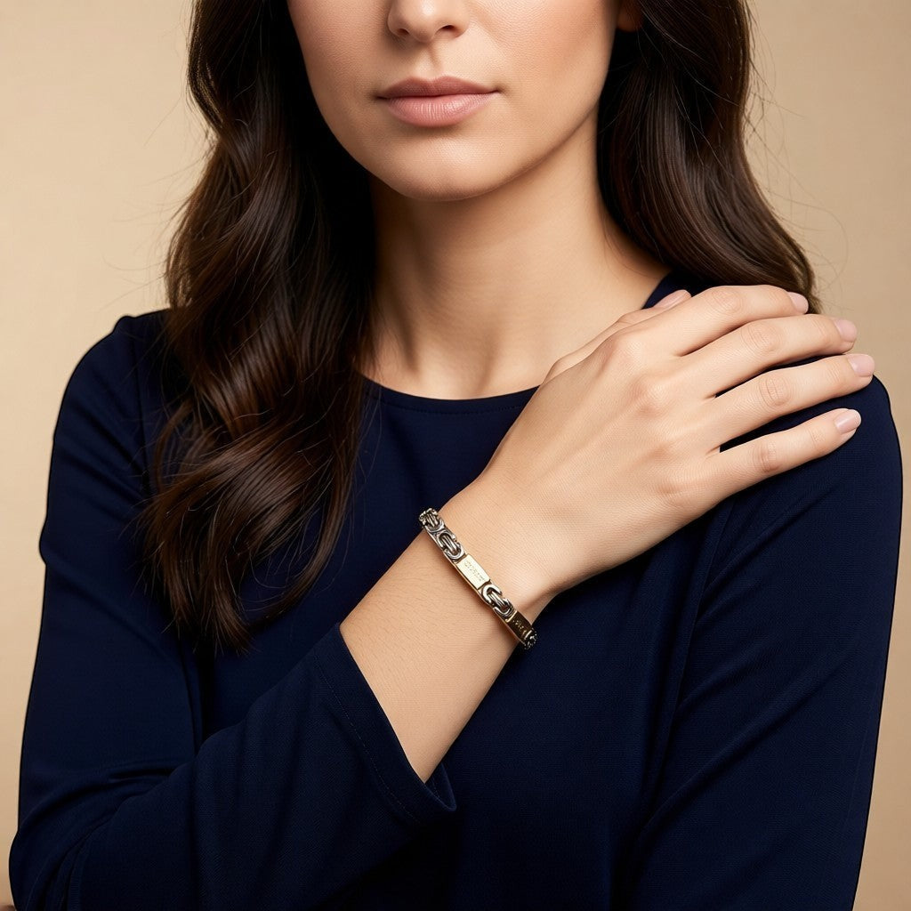 Aramat Jewels bicolor stalen konings armband met kruisjes, 7mm breed en 22cm lang, zilverkleurig en goudkleurig.