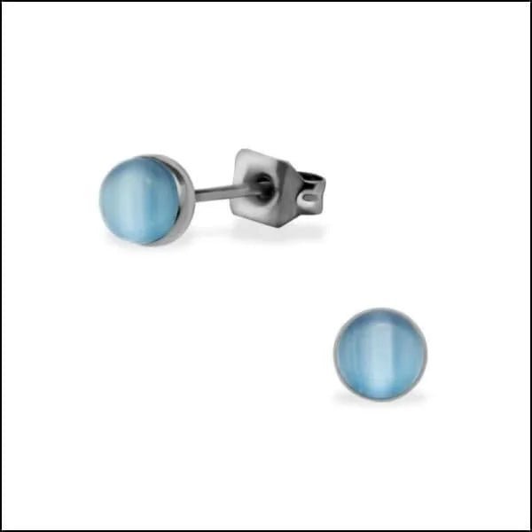 Aramat Jewels blauwe kattenoog oorstekers van RVS met zilverkleurige zetting en vlindersluiting