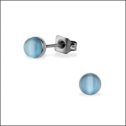 Aramat Jewels blauwe kattenoog oorstekers van RVS met zilverkleurige zetting en vlindersluiting
